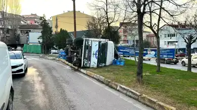 Ataşehir'de Freni Patlayan Kamyonet Devrildi: Yaralanma Yok