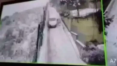 Başakşehir'de Kar Kayması: Sürücü Araçtan Atladı!