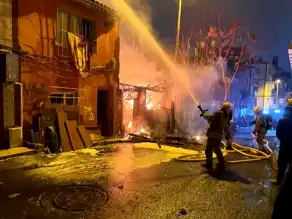 Beyoğlu Yenişehir'de Ahşap Bina Yandı!