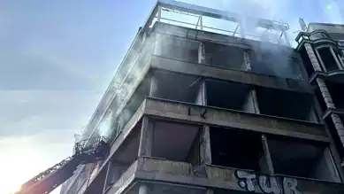 Beyoğlu'nda Metruk Bina Yandı, Panik!