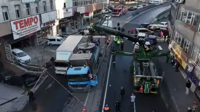 Şehir Merkezinde Yol Çökmesi: İki Kamyon Hasar Gördü