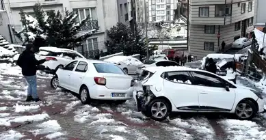 Kağıthane'de Kar Yağışı Kazaya Yol Açtı