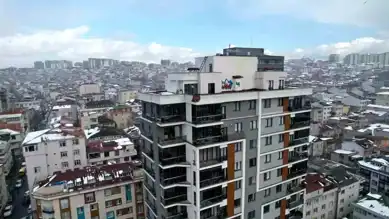 Küçükçekmece'de Yıldırım Düştü: 1 Yaralı, Çok Sayıda Araç Hasarlı