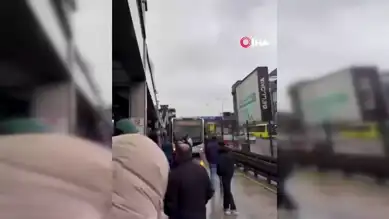Metrobüs Durağı Pas Geçti, Vatandaşlar Yola Atladı!