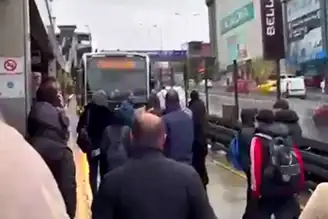 Metrobüs Durağı Pas Geçti, Yol Kapatıldı!