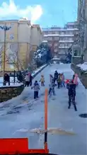 Pendik'te Kar Topu Savaşı: Çocuklar Kar Kürüme Ekibine Saldırdı!
