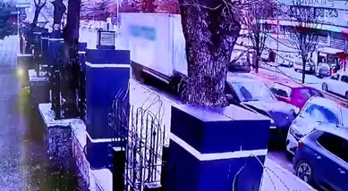 Pendik Yenişehir'de Kontrolsüz Kamyon Kazası!