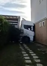Silivri'de Tır Kazası: Bina Hasarlı Kurtuldu
