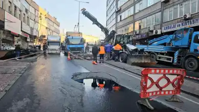 Şehir merkezinde yol çökmesi: İki araç mahsur kaldı!