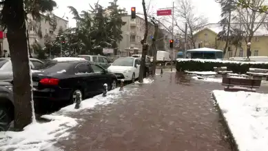 İstanbul'da Yoğun Kar Yağışı: Trafik Felç, Okullar Tatil!