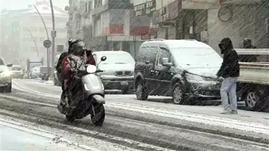 İstanbul'da Kar Yağışı: Trafikte Aksama!