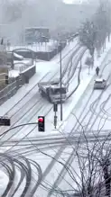 İstanbul Pendik'te Kar Yağışı: Kamyon Kontrolsüz Kaydı!