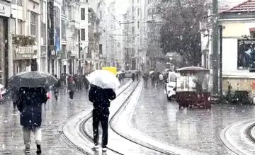 İstanbul'da Kar: Taksim Beyaz Giydi!