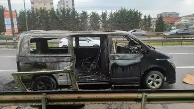 İstanbul TEM Otoyolu'nda Minibüs Yanarak Kullanılamaz Hale Geldi