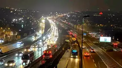 İstanbul'da Okullar Açıldı, Trafik Kilitlendi!