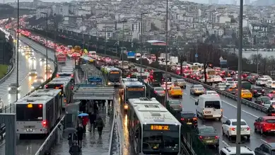 İstanbul'da Yağmurlu Sabah Trafiği Felç Etti!