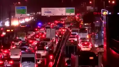 İstanbul'da Yağmurdan Trafik Felci! Yoğunluk %80'e Çıktı