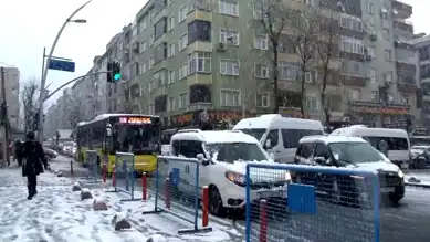 Sultangazi'de Kar Yağışı Trafiği Felç Etti!
