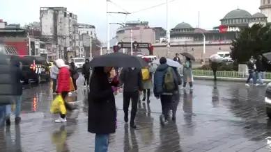 Taksim'de Yağmur ve Soğuk!