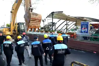 Tarihi Eserdeki Kaçak Kafe Yıkıldı