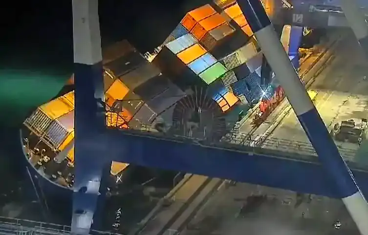 Ambarlı Limanı'nda Gemi Yan Yattı, 15 Kişi Kurtarıldı