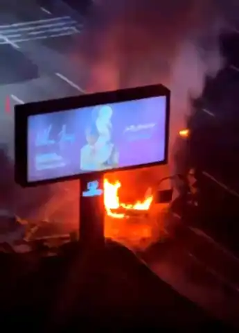 Ataşehir'de Korkutan Otomobil Yangını! Sürücü Son Anda Kurtuldu