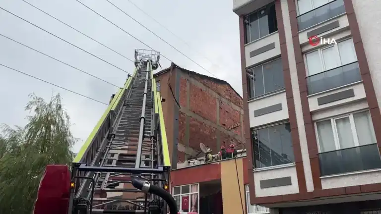 Başakşehir'de Çatı Yangını: Alevler Yüksek Gerilim Hattı Altında!