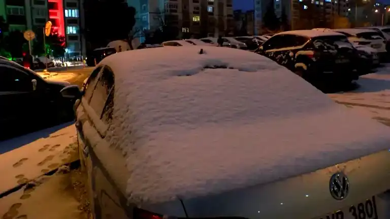 Başakşehir'de Kar Yağışı: Araçlar Yolda Kaldı