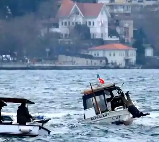 Boğaz'da Balıkçı Denize Düştü: Deniz Polisi Teknesi Dalgası Faciası