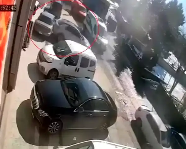 Arnavutköy'de Buzlanma Kazası: Park Halindeki Araçlara Çarpma!