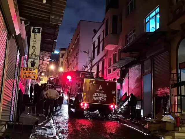 Fatih'te Ayakkabı Atölyesinde Yangın!