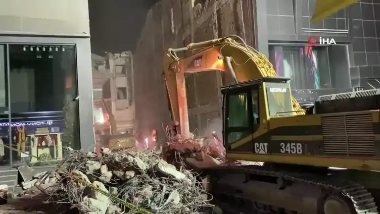 Kentsel Dönüşüm Yıkımında Göçük: Kurtarma Çalışmaları Devam Ediyor