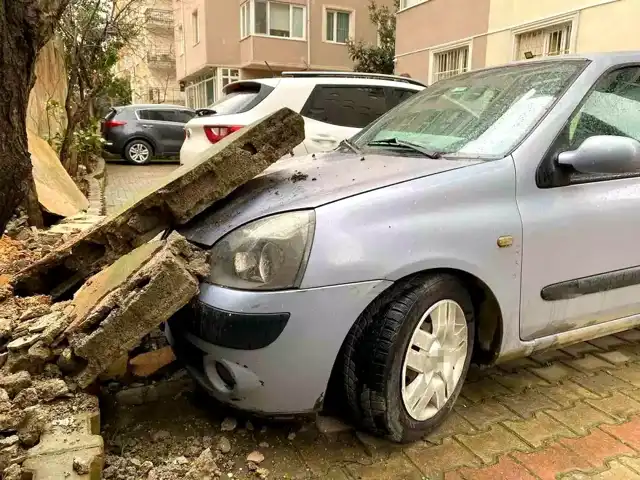 Kadıköy'de Duvar Araca Çöktü!