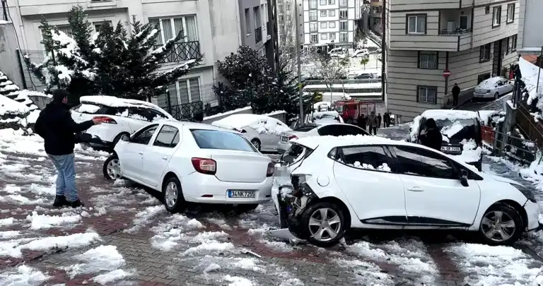 Kağıthane'de Kar Yağışı Kazaya Yol Açtı