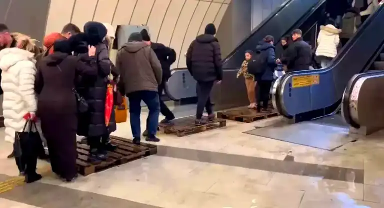 Küçükçekmece Metrobüs Durağı'nda Su Baskını!