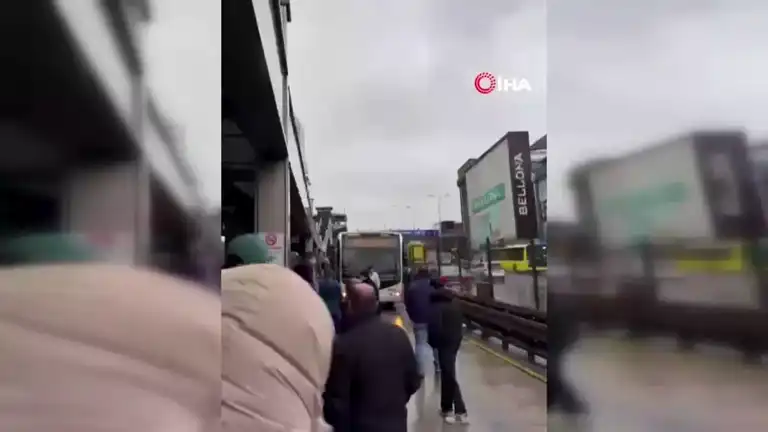 Metrobüs Durağı Pas Geçti, Vatandaşlar Yola Atladı!