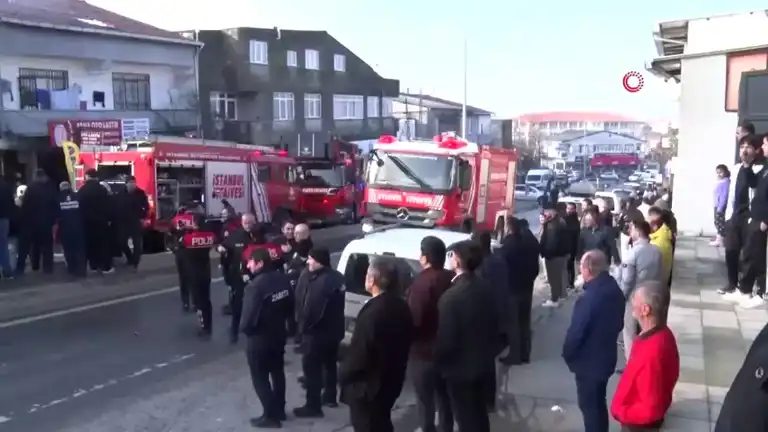 Ümraniye Çiftlik'te Çatı Yangını: Can Kaybı Yok