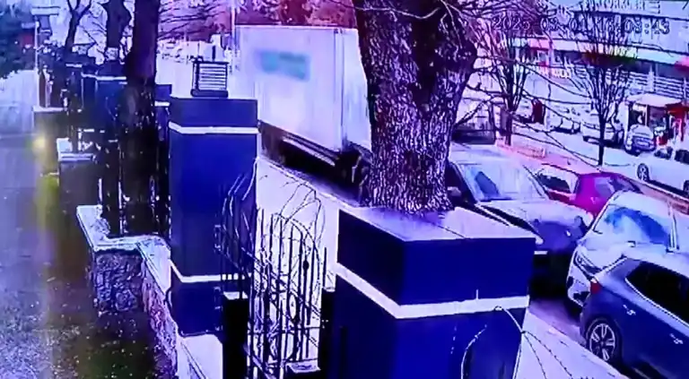 Pendik Yenişehir'de Kontrolsüz Kamyon Kazası!