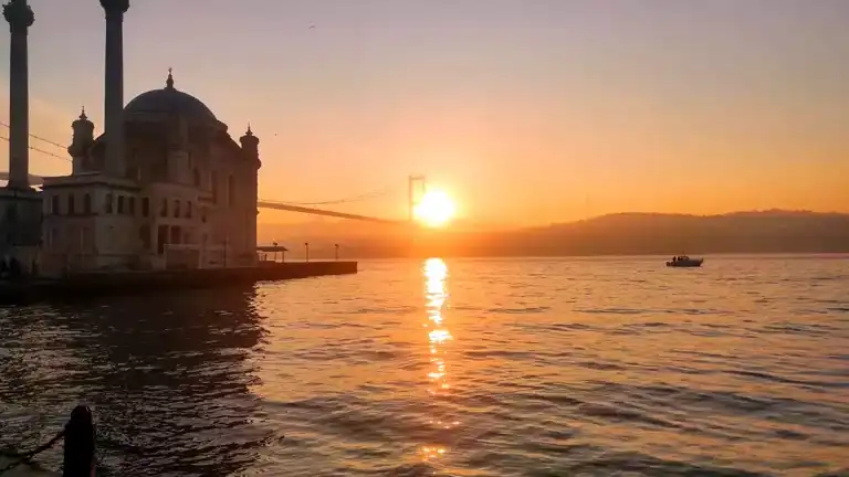 İstanbul Boğazı'nda Sis Görüşü Engelledi