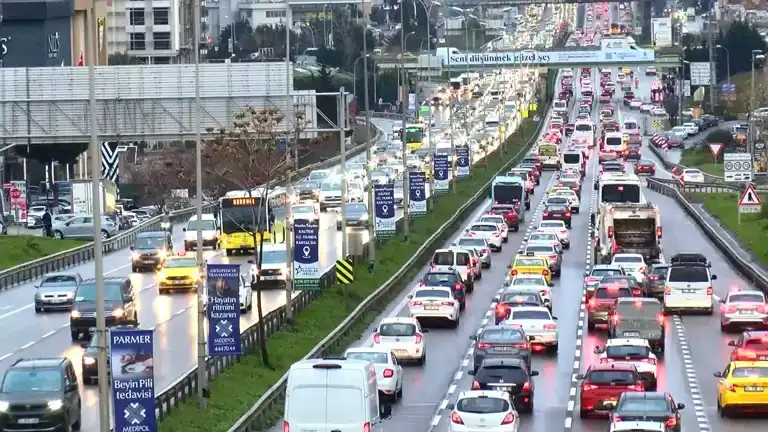 Maltepe D-100'de Trafik Cehennemi!