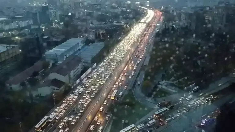 Şiddetli Yağmur ve Rüzgar İstanbul'u Felç Etti