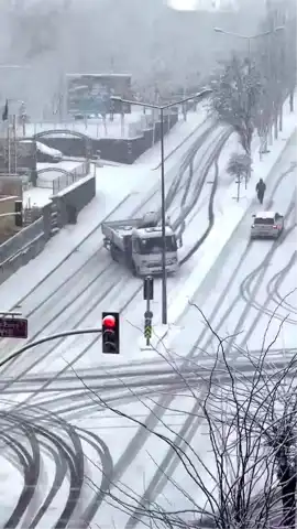 İstanbul Pendik'te Kar Yağışı: Kamyon Kontrolsüz Kaydı!
