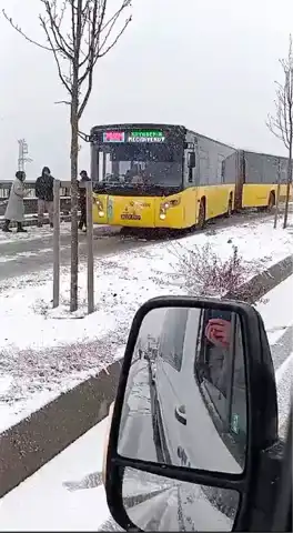 İstanbul'da Kar Yağışı: İETT Otobüsü Yolda Kaldı!