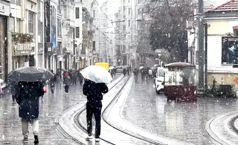 İstanbul'da Kar: Taksim Beyaz Giydi!