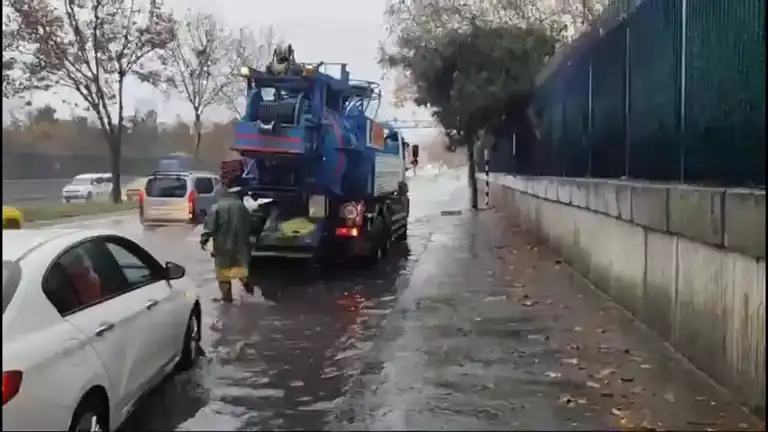 İstanbul'da Şiddetli Yağış ve Fırtına Felaketi