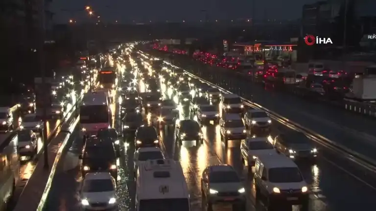 Büyükşehirde Trafik Felci: Yoğunluk %90'ı Geçti!