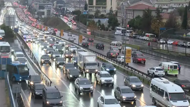 Yağmur, İstanbul Trafiğini Felç Etti