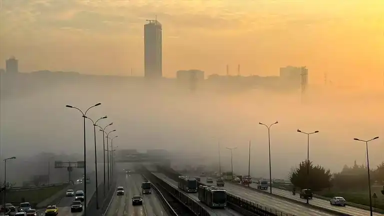 İstanbul'da Yoğun Sis Hayatın Akışını Etkiliyor