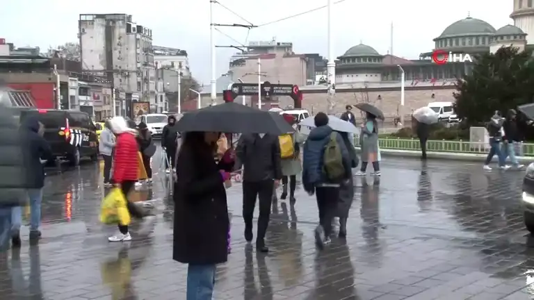 Taksim'de Yağmur ve Soğuk!