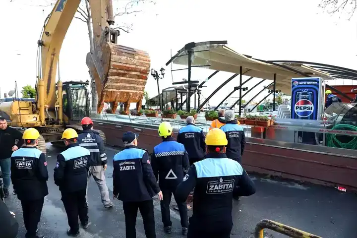 Tarihi Eserdeki Kaçak Kafe Yıkıldı